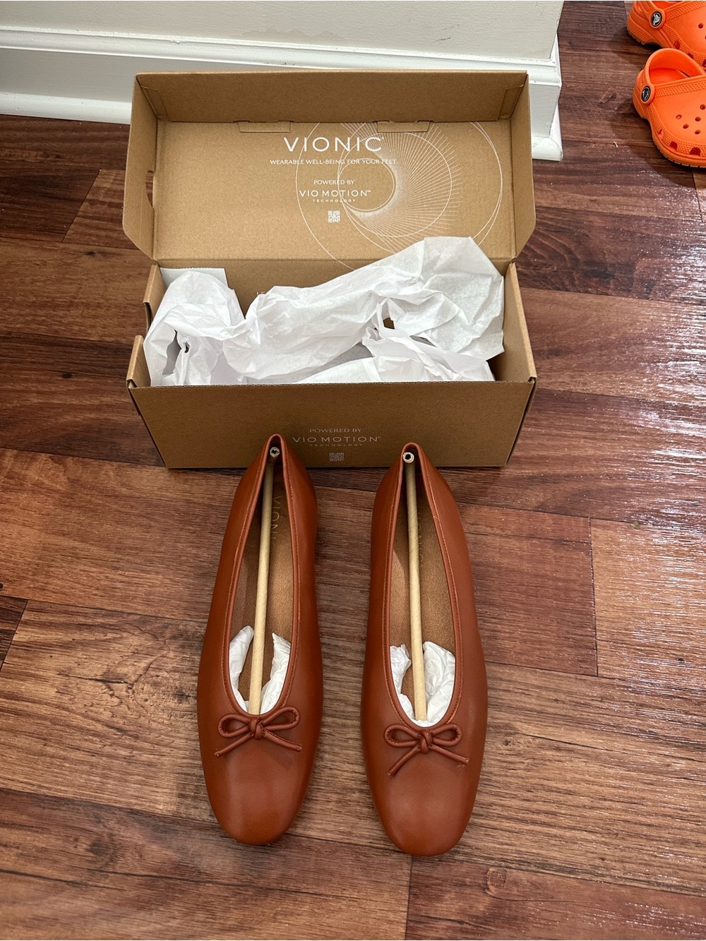 Vionic Women's Tan Leather Ballet Flats with Bow